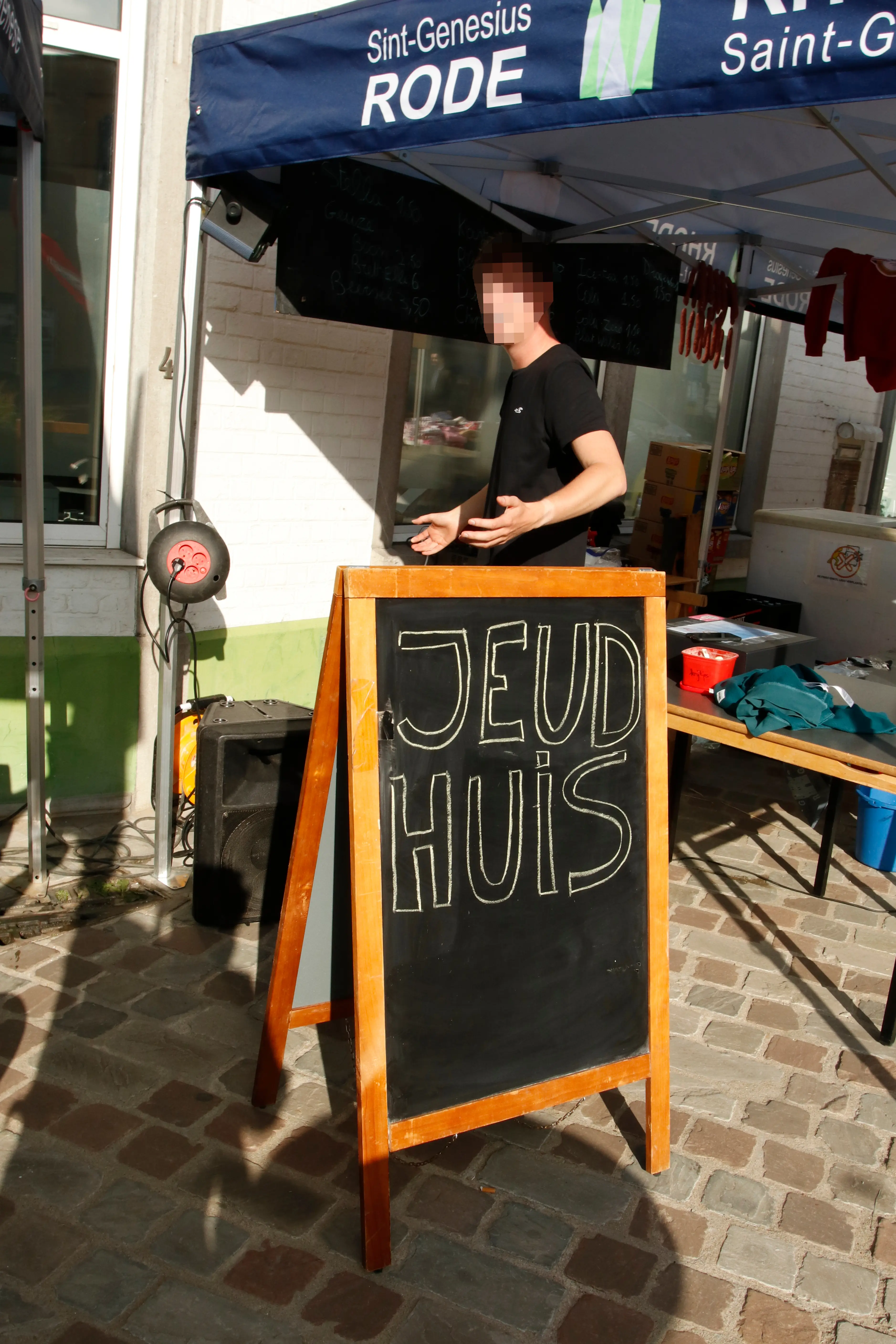 een sandwich-bord met Jeudhuis op in Rode.